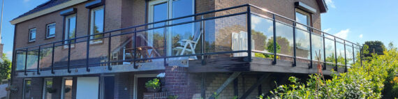 Glazen balustrade langs terras Kamperveen