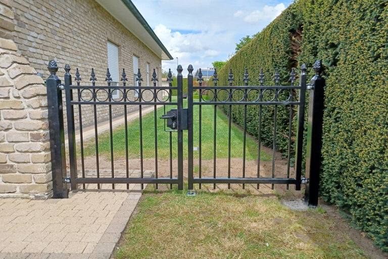 Met bijpassende poort van staal op maat