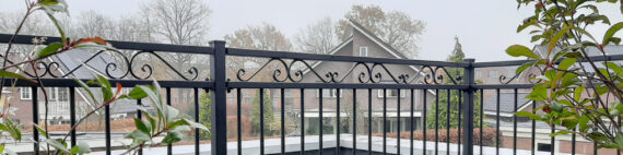 Stalen hekwerk rond dakterras in Zwolle