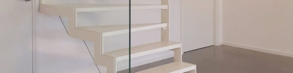 Trap met glazen balustrade