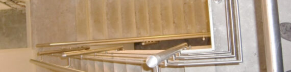Trapgat balustrade op beton