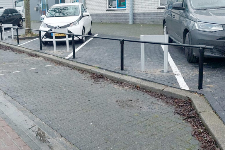 plantsoenhekwerk bij een parkeerplaats