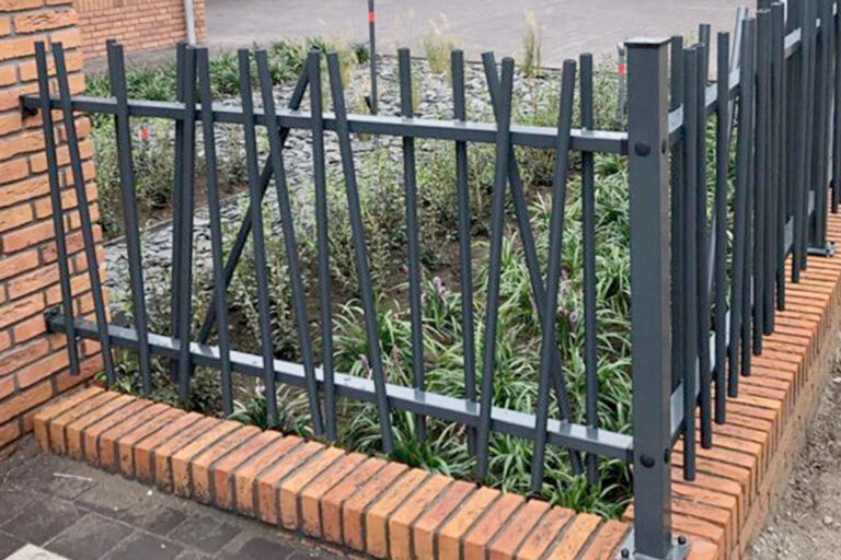 Stalen spijlenhekwerk geplaatst door Hekwerkkampen.nl