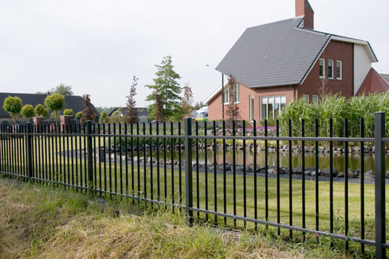 Stalen sierhekwerk op maat geplaatst door Hekwerkkampen.nl