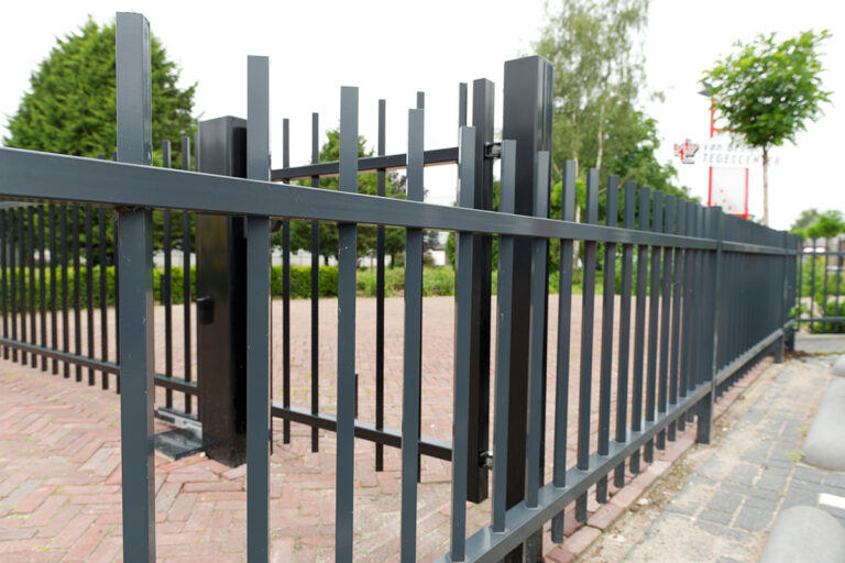 Modern spijlenhek van staal op maat