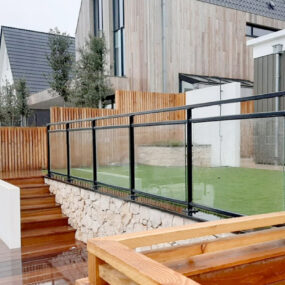 Combinatie van staal en glas balustrades