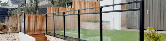 Combinatie van staal en glas balustrades
