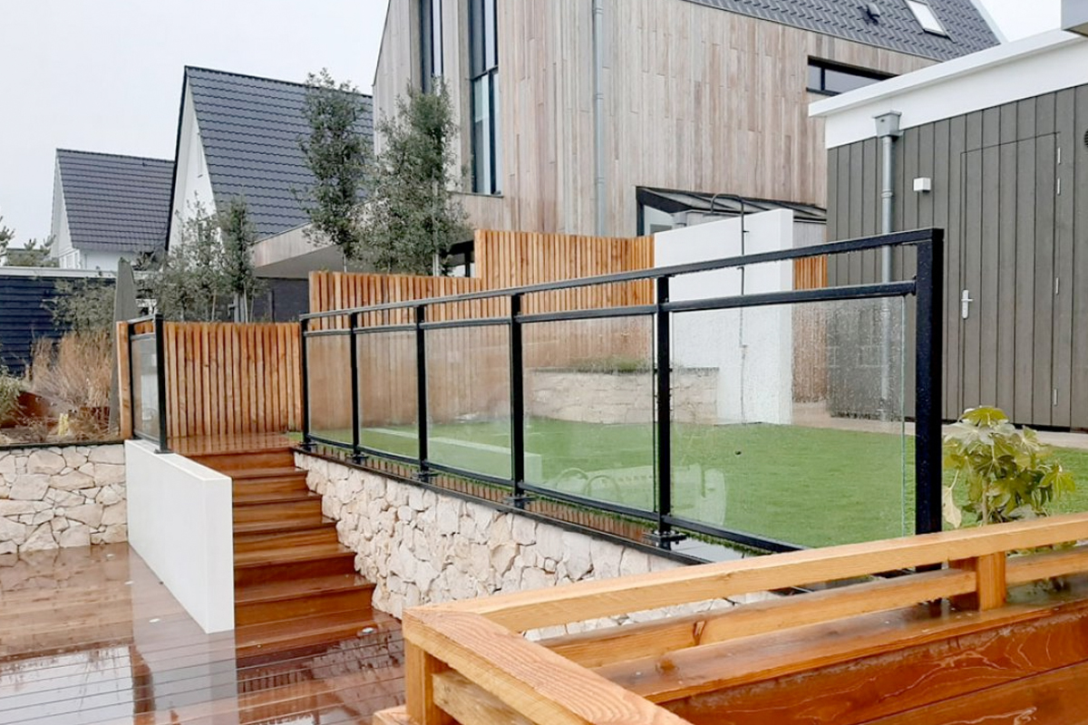 Combinatie van staal en glas balustrades