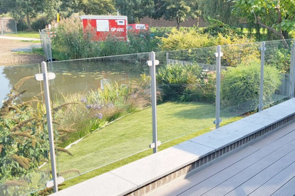Combinatie van staal en glas balustrades