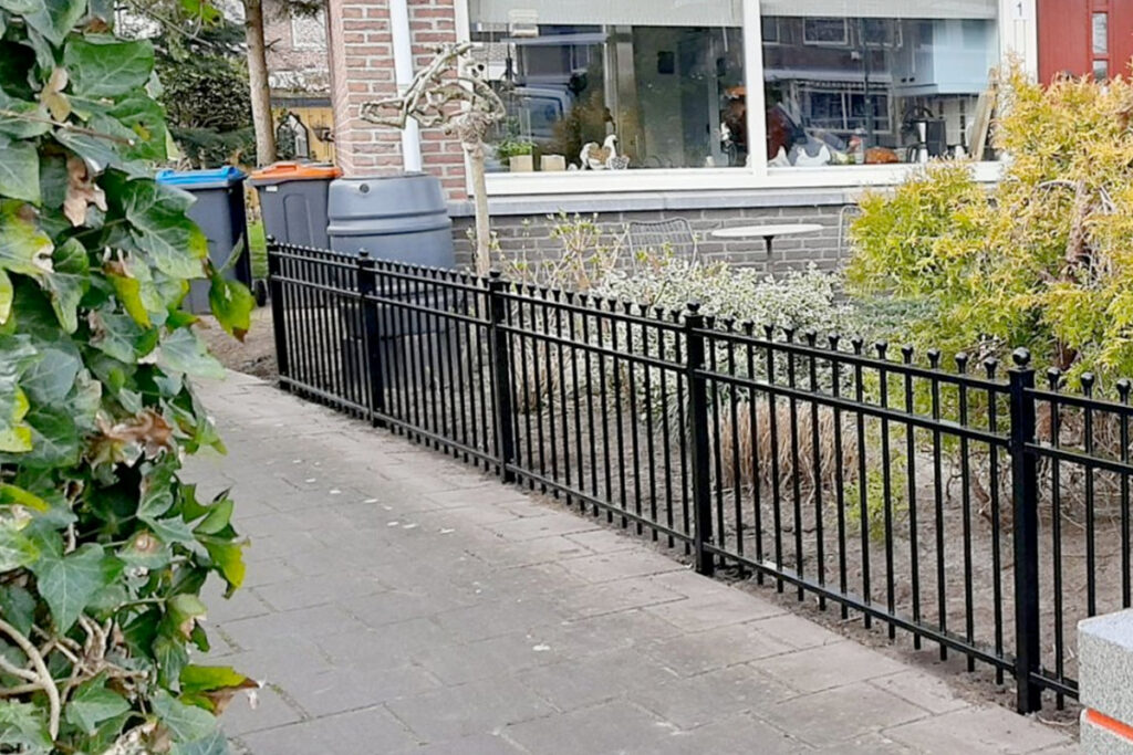 Sierhekwerk als tuinafscheiding