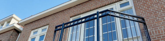 Stalen balkonhekwerk op erker