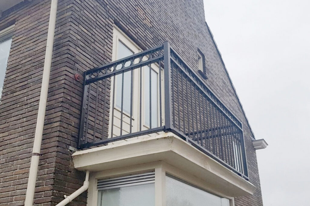 Stalen balkonhekwerk op erker