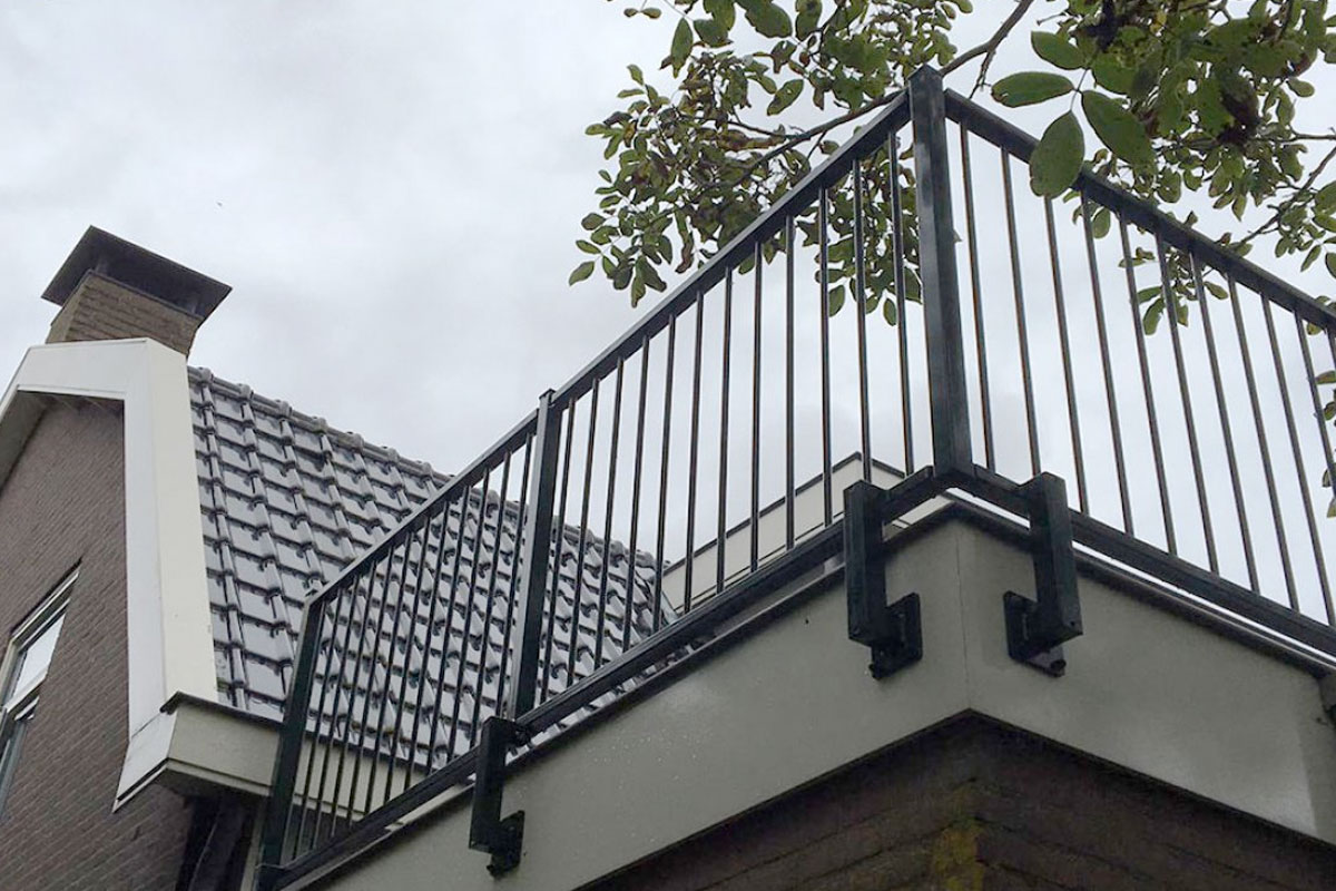 Zelf je oude balkonhek verwijderen