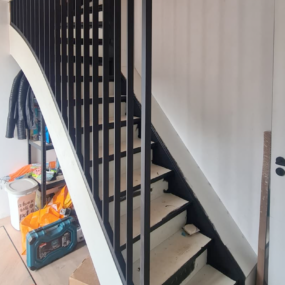 Stalen leuningwerk langs trap