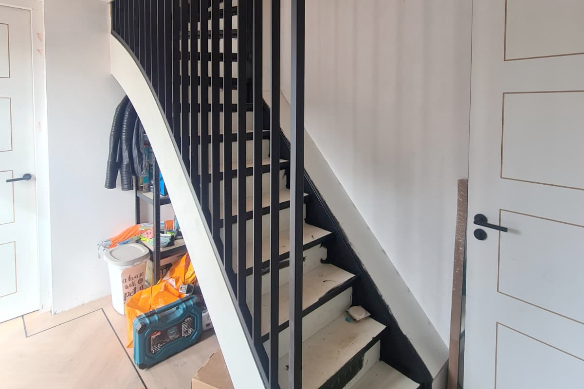 Stalen leuningwerk langs trap