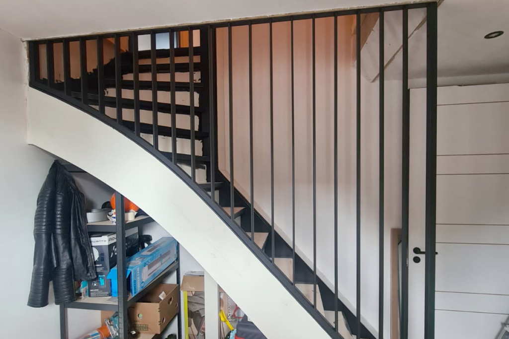 Stalen leuningwerk langs trap