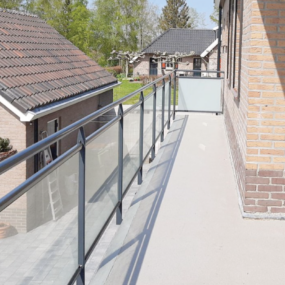 Glazen balustrade in IJsselmuiden