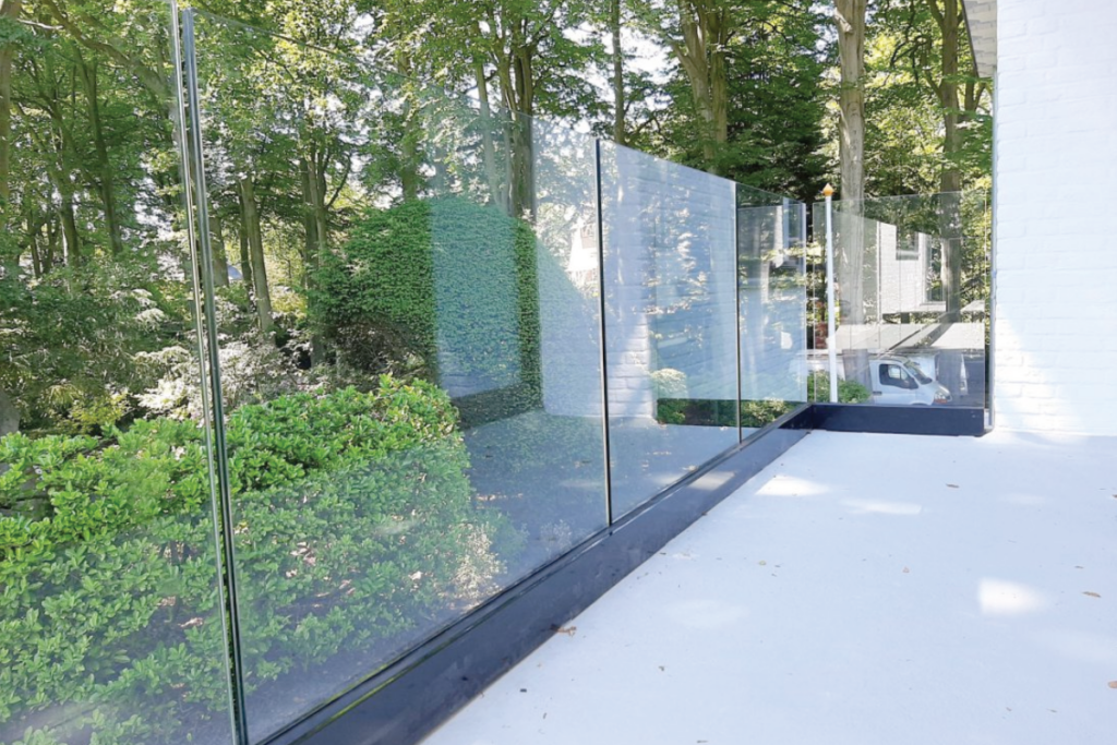 Glazen balustrade in IJsselmuiden