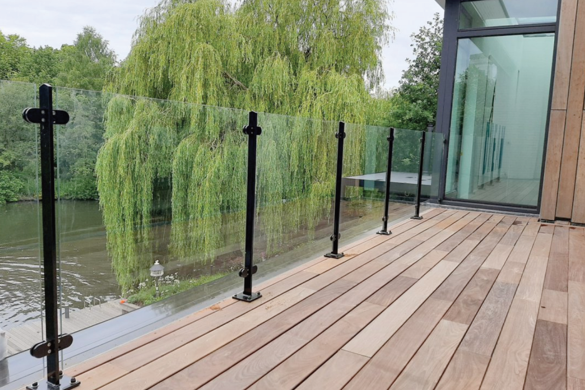 Glazen balustrade in Zwartsluis