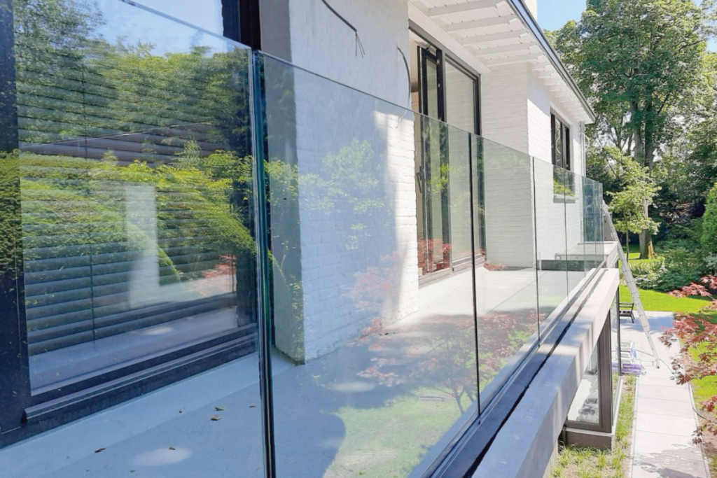 Glazen balustrade in Zwartsluis