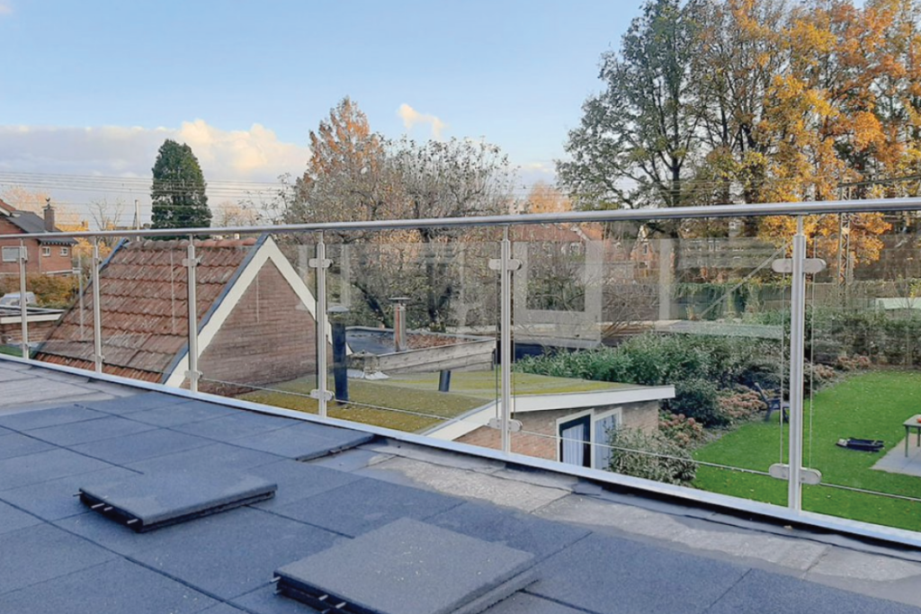 Glazen balustrade laten installeren