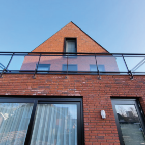Glazen balustrade laten monteren