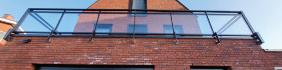Glazen balustrade laten monteren