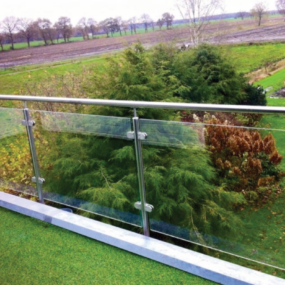 Glazen balustrade laten plaatsen