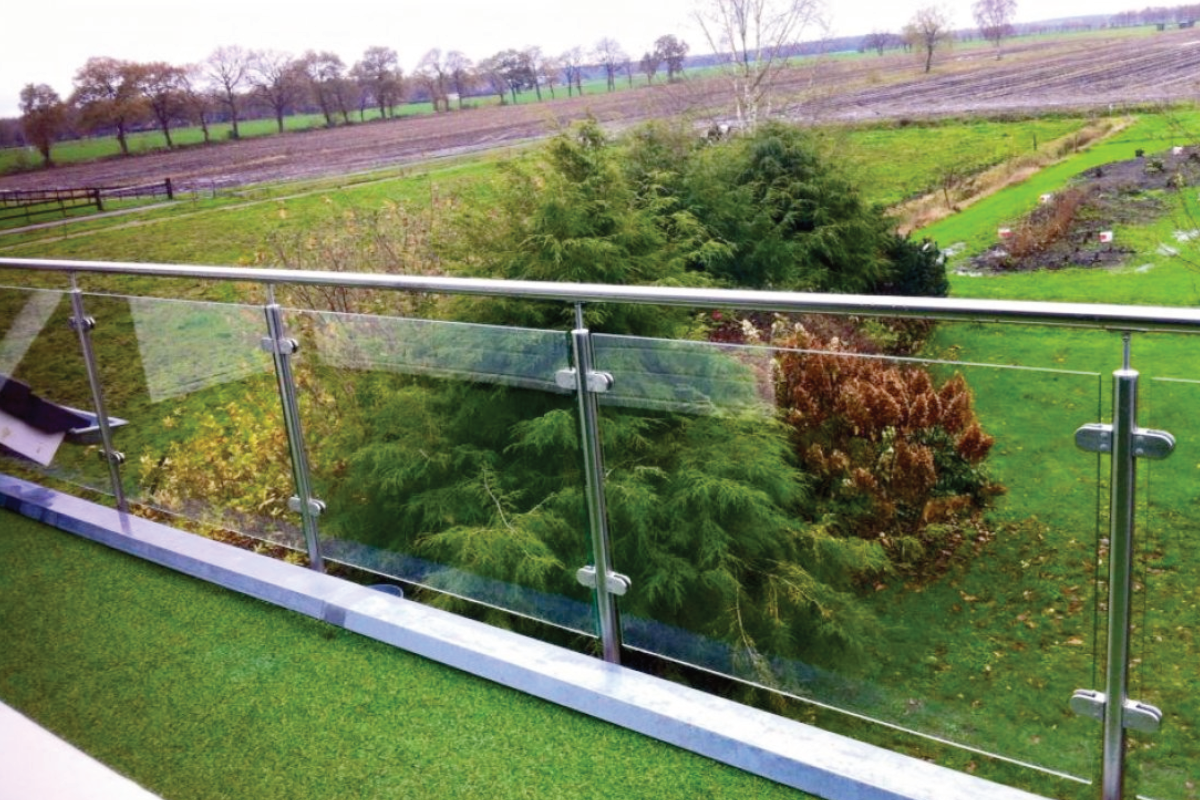 Glazen balustrade laten plaatsen