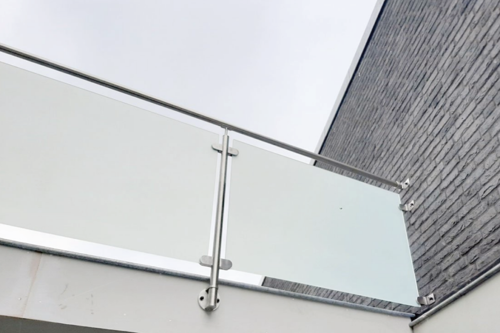 Glazen balustrade laten plaatsen