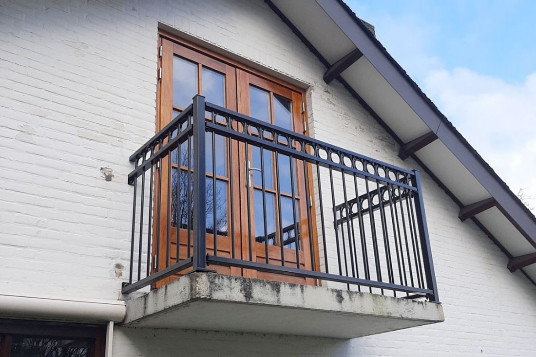 Balkonhekwerk langs een appartementsbalkon