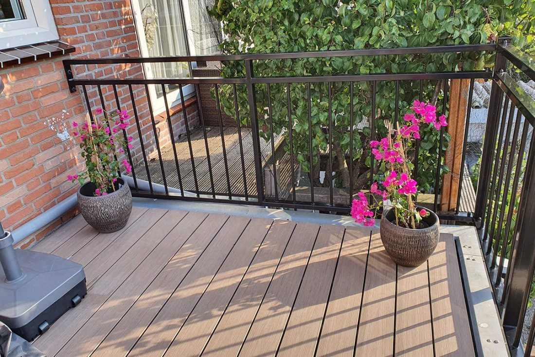 Open stalen hekwerk langs een balkon
