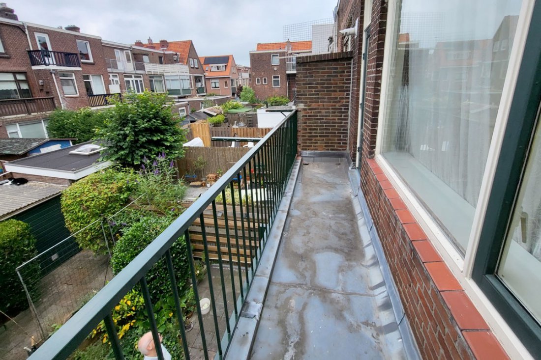 Detail van de bovenregel van een balkonhek