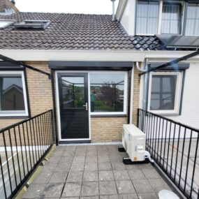 Balkon met een stalen hekwerk en spijlen