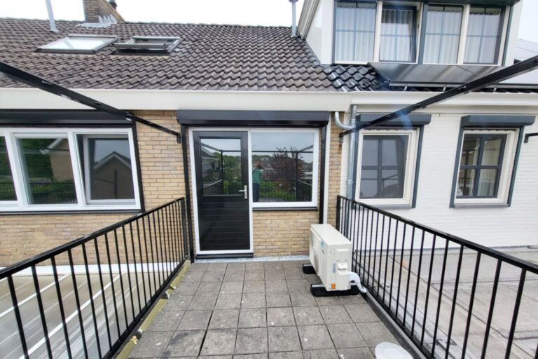 Balkon met een stalen hekwerk en spijlen