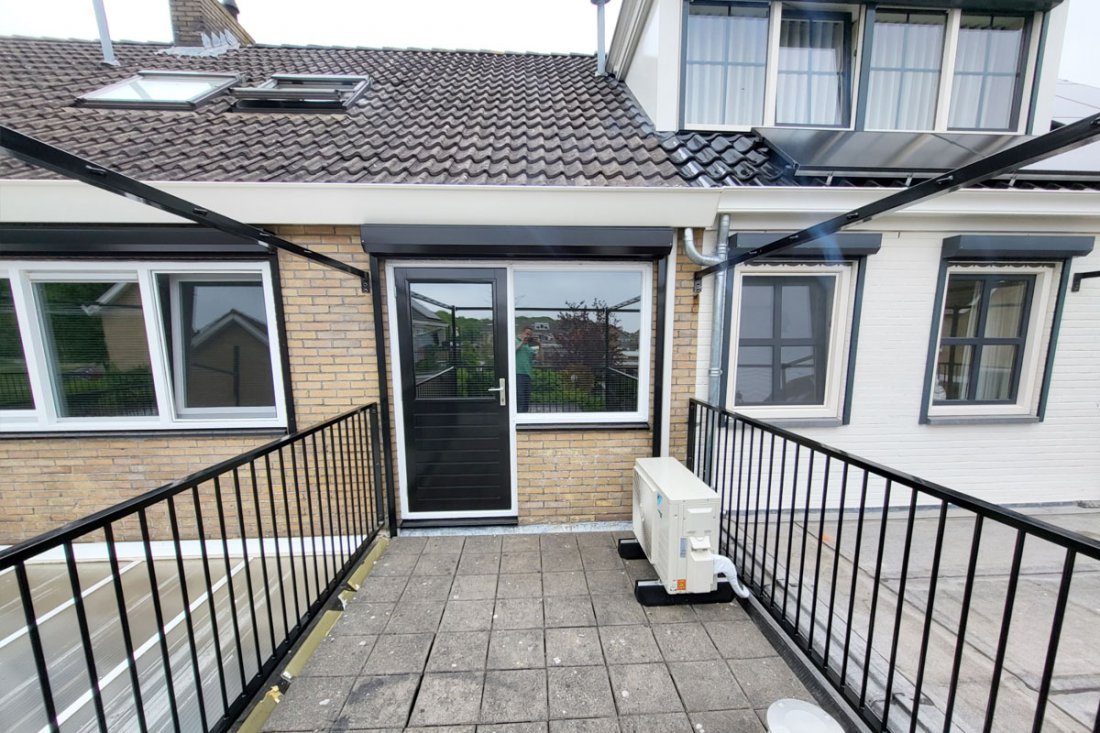 Balkon met een stalen hekwerk en spijlen