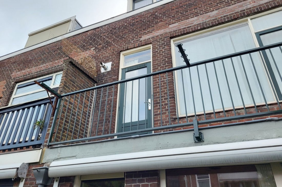 Stalen balkonhek met dichte spijlindeling