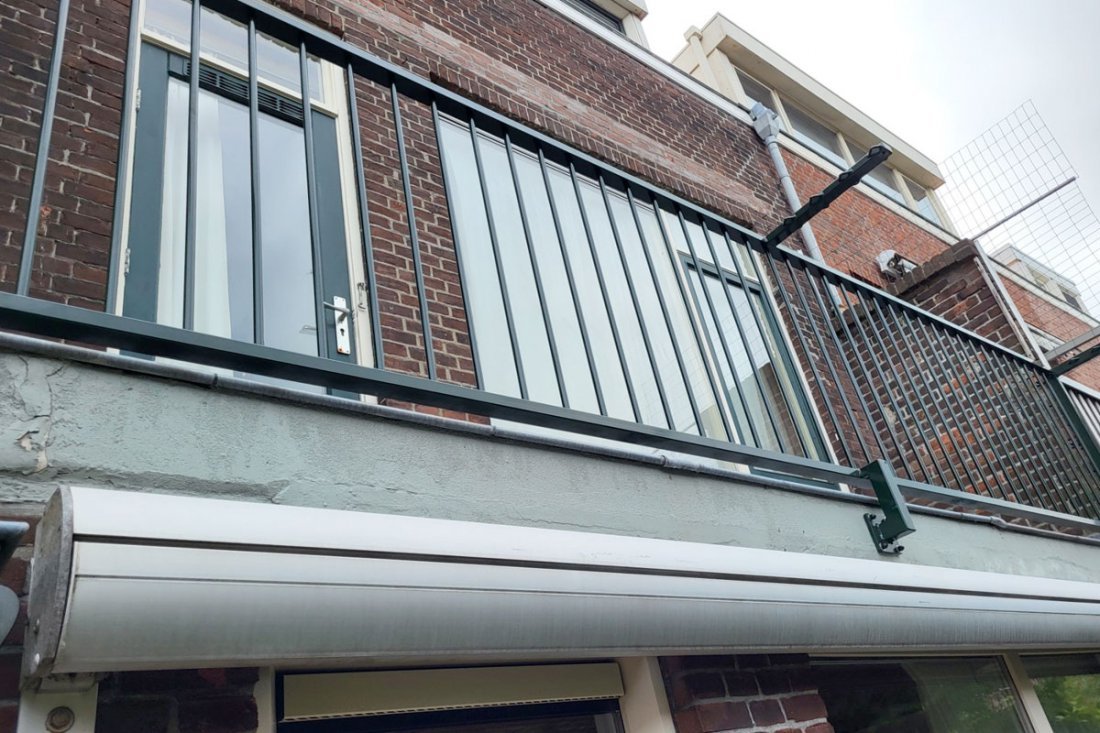 Balkonhekwerk langs een rustige buitenruimte