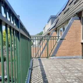 Stalen balkonhek bij een appartement