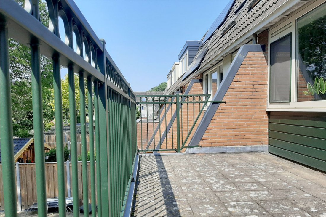 Stalen balkonhek bij een appartement