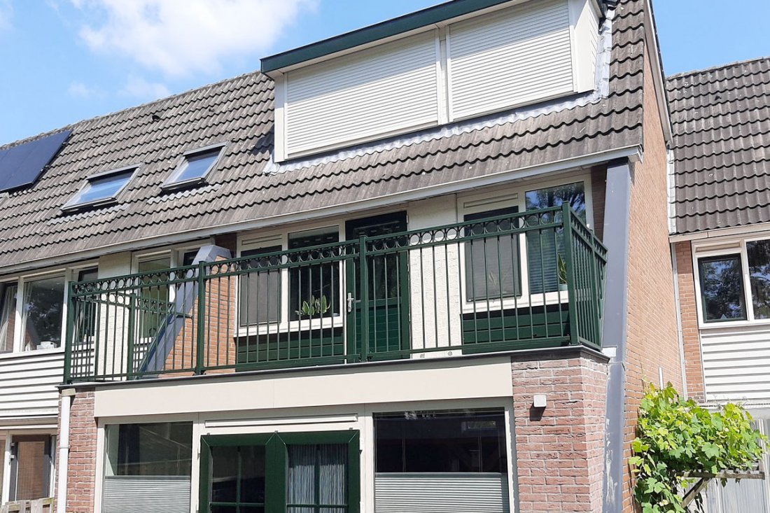 Balkonhekwerk langs een balkon van een huurwoning