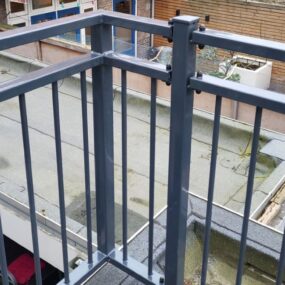 Inpandig balkon met stalen hekwerk
