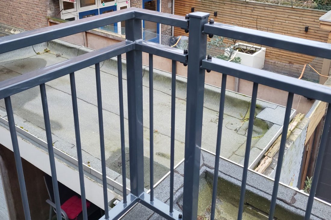 Inpandig balkon met stalen hekwerk