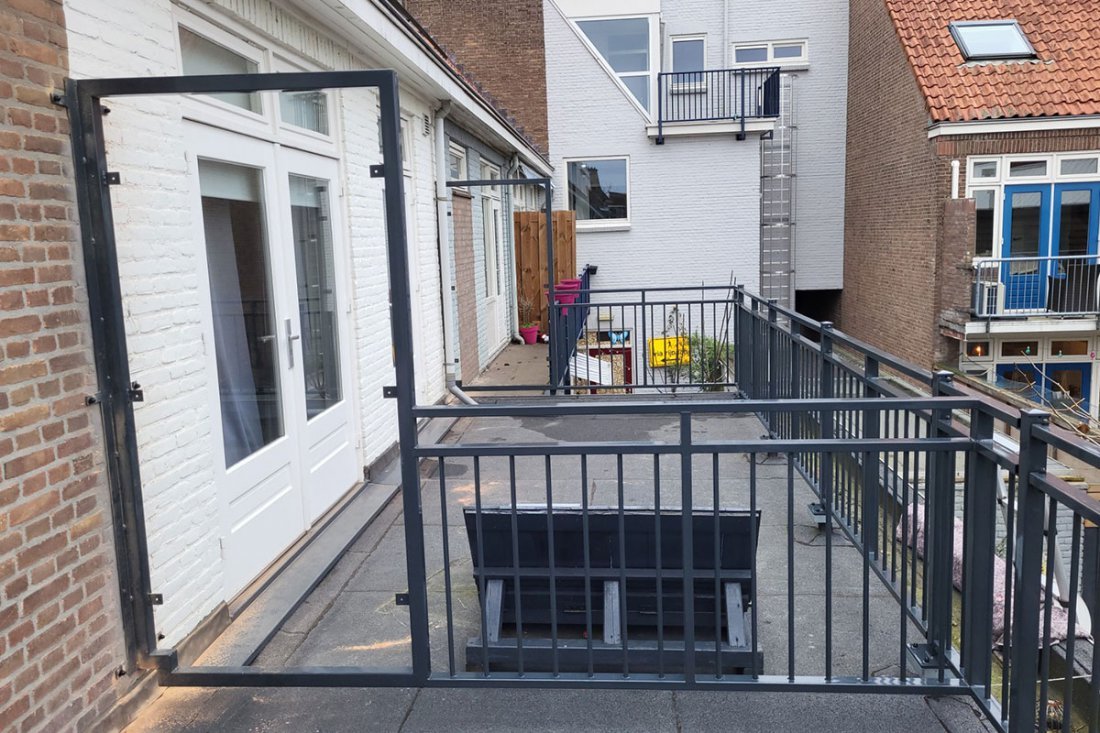 Loggia met een stalen balkonhek