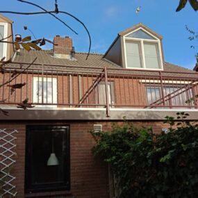Balkons van een flat tijdens vervanging van het hekwerk