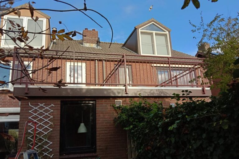 Balkons van een flat tijdens vervanging van het hekwerk