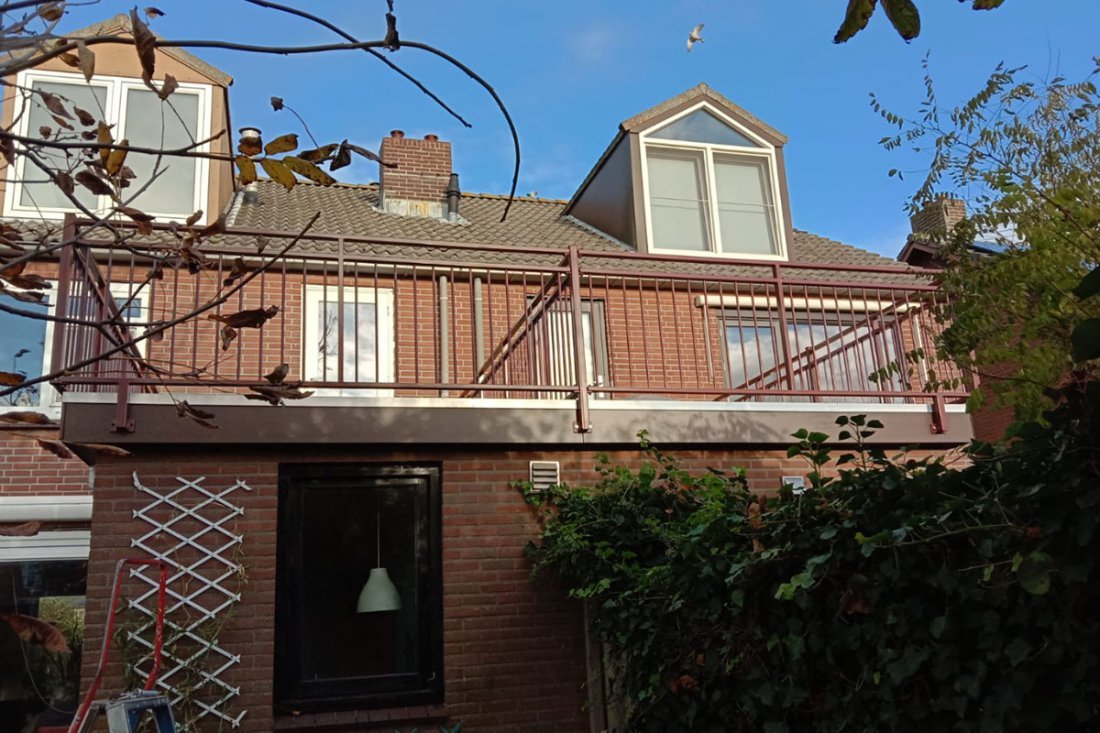 Balkons van een flat tijdens vervanging van het hekwerk