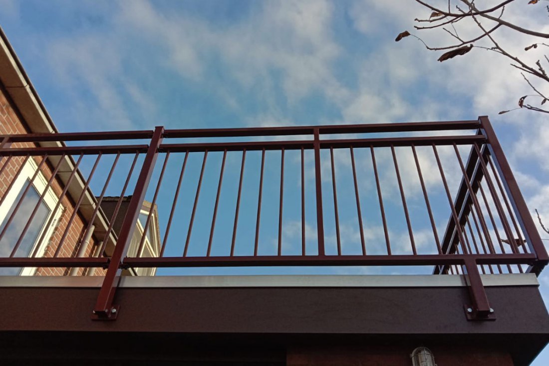 Nieuw stalen balkonhekwerk aan een appartementengebouw