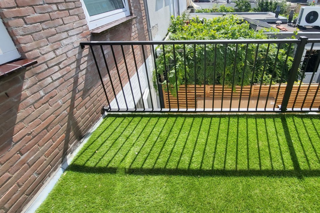 Balkon met stalen hekwerk in het koude seizoen