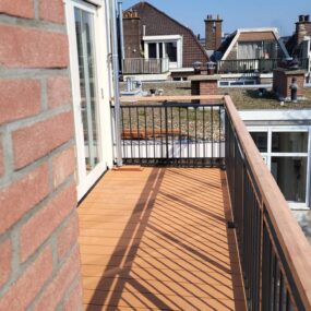 Balkon met stalen hekwerk in de zon